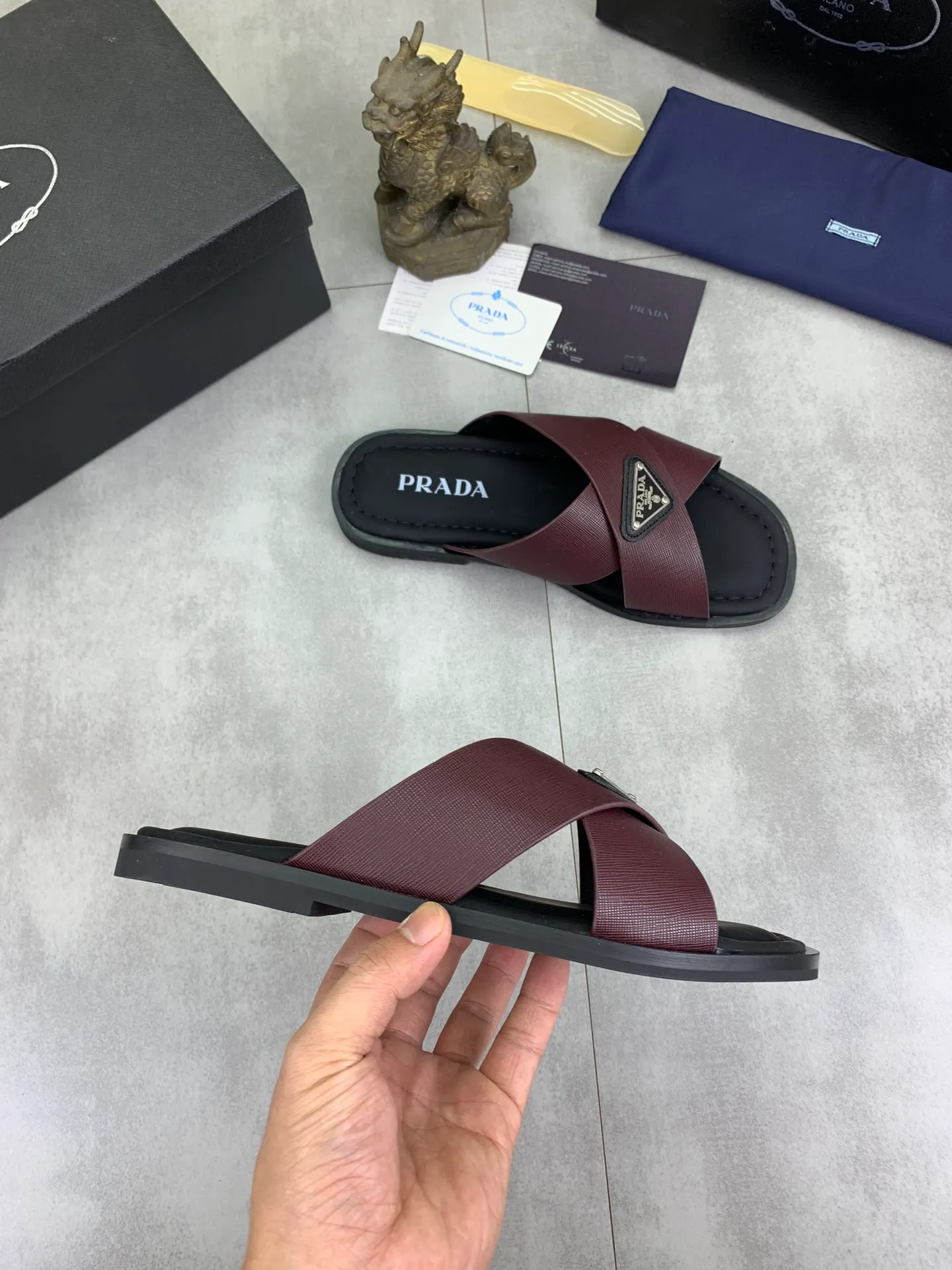 Men's shoes 💰P300💰【New style】🎁🎁🎁 PRADA Prada's new casual slippers, original official website 1:1, perfect workmanship, transmitting a kind of noble luxury, sublimating its definition of luxury in Prada's high-end extraordinary craftsmanship. Original combination outsole, code number: 38-44 (45 customized) 4️⃣colors🉑️ to choose from